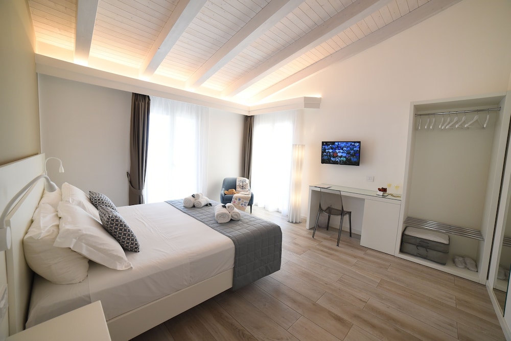 Panoramic Room, 1 King Bed with Sofa bed, Balcony, Sea View photo 1