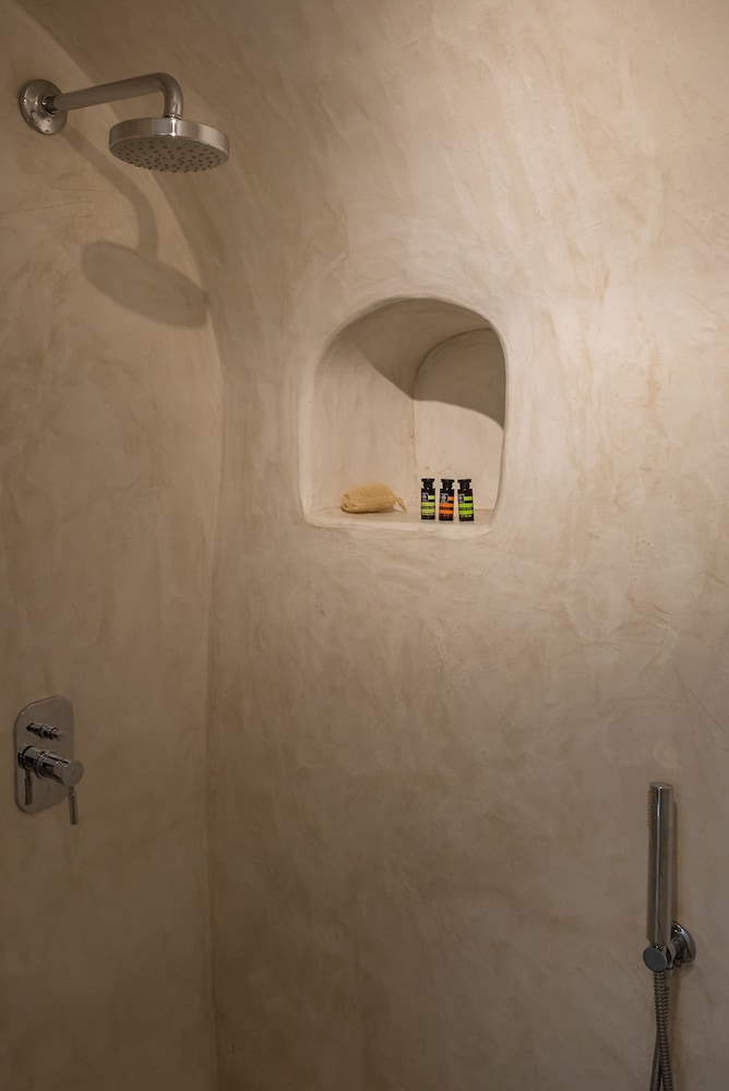 Honeymoon Suite, Jetted Tub (Sunset, Caldera View) - Photo 9
