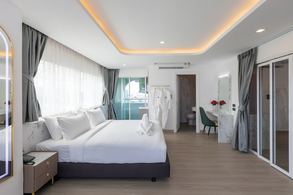 Queen And King Bed Room