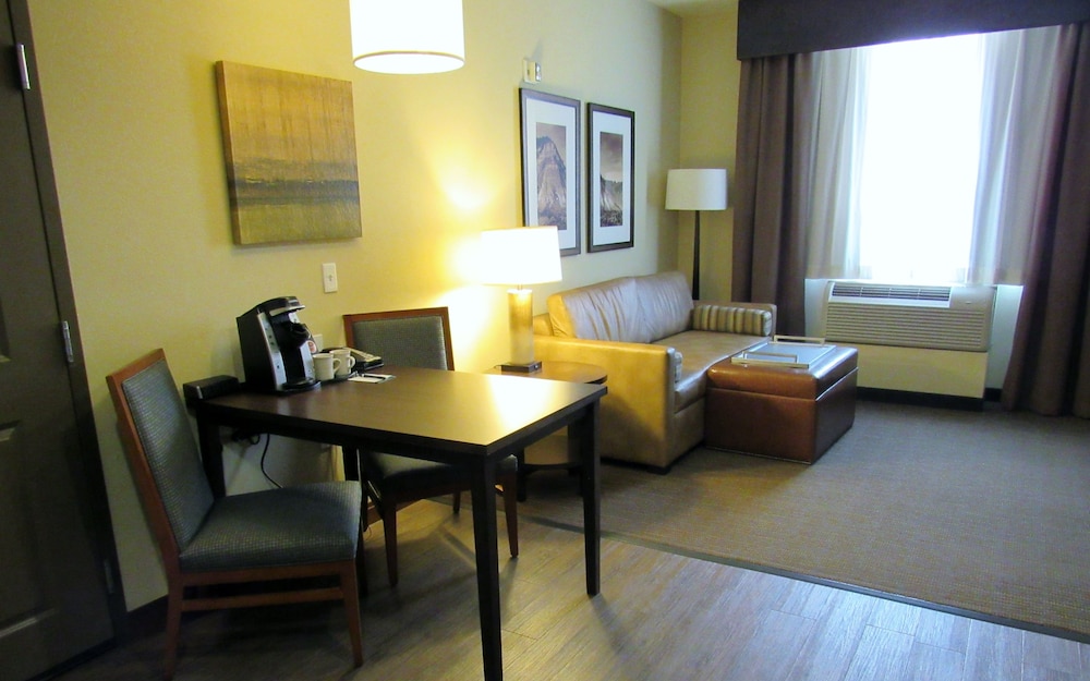 Suite, 1 King Bed, Accessible, Bathtub photo 3