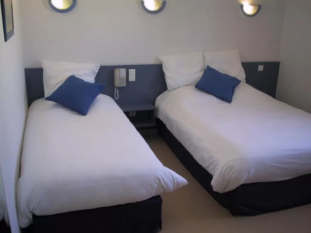 Standard Room, 2 Twin Beds - Photo 7
