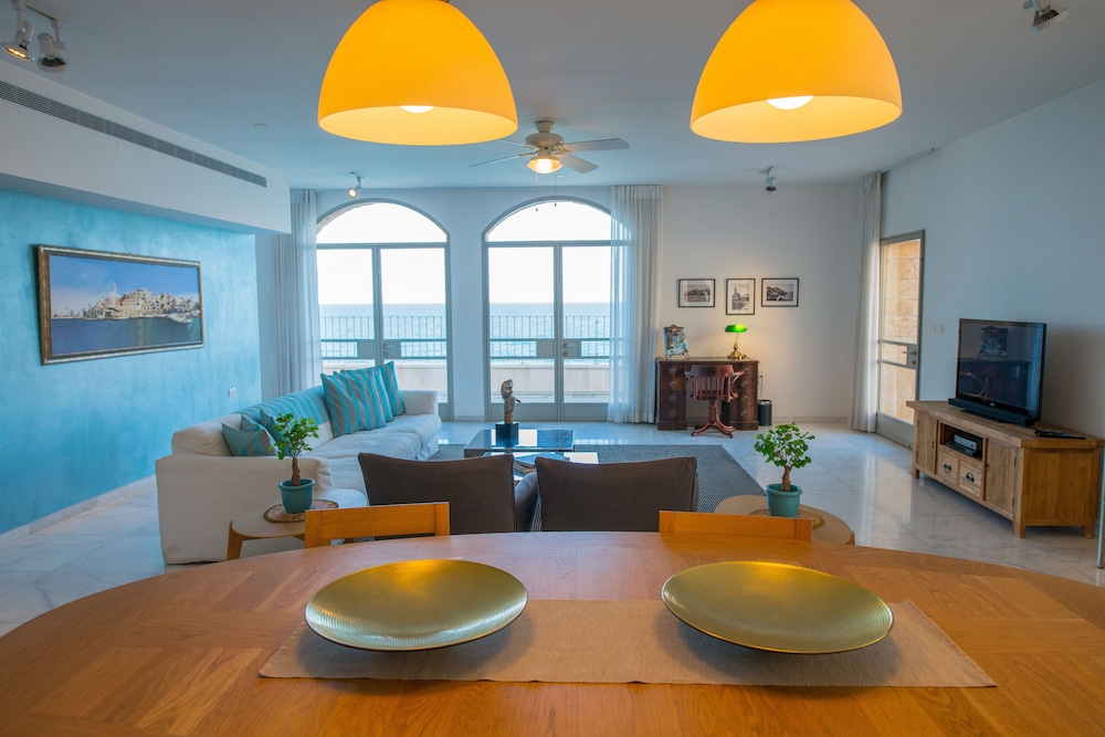 Luxury Apartment, 2 Bedrooms, Ocean View, Sea Facing photo 3