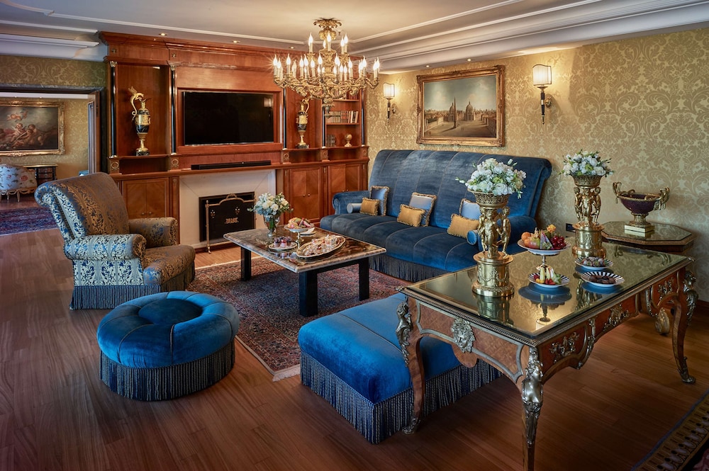 Signature Suite, 1 King Bed (Petronius Suite) thumbnail 5