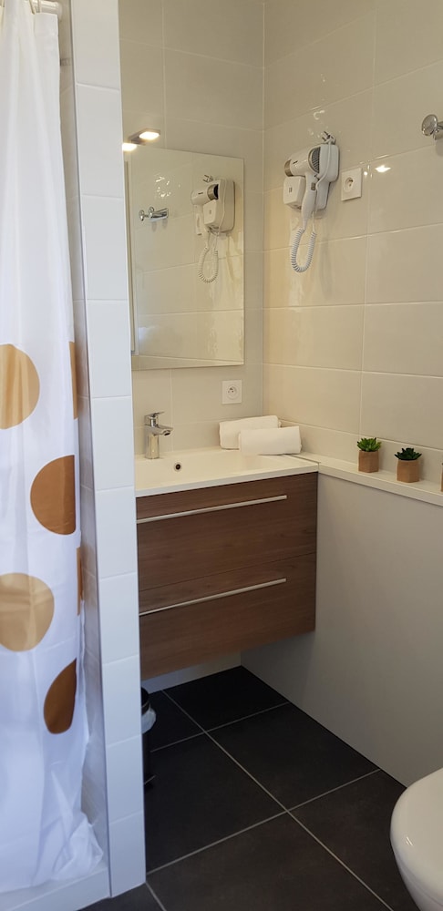 Superior Double Room, Private Bathroom, City View (Gex) photo 3