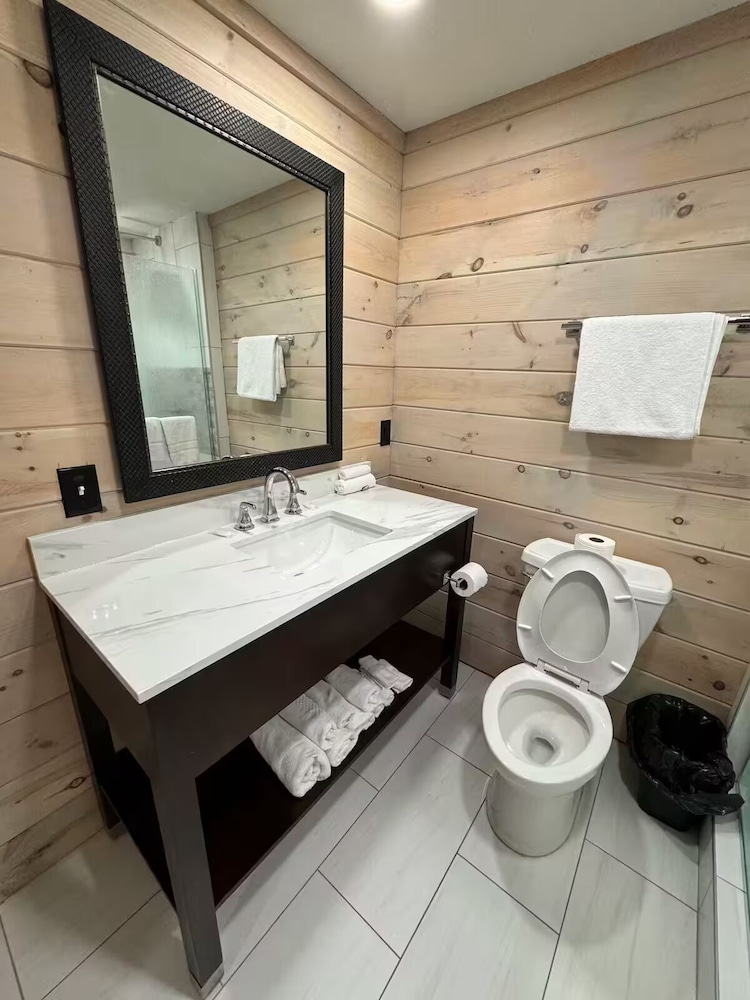 Room, 1 Queen Bed (River Front) photo 2