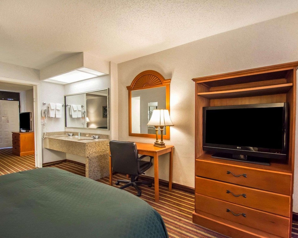 Suite, Multiple Beds, Non Smoking - Photo 2