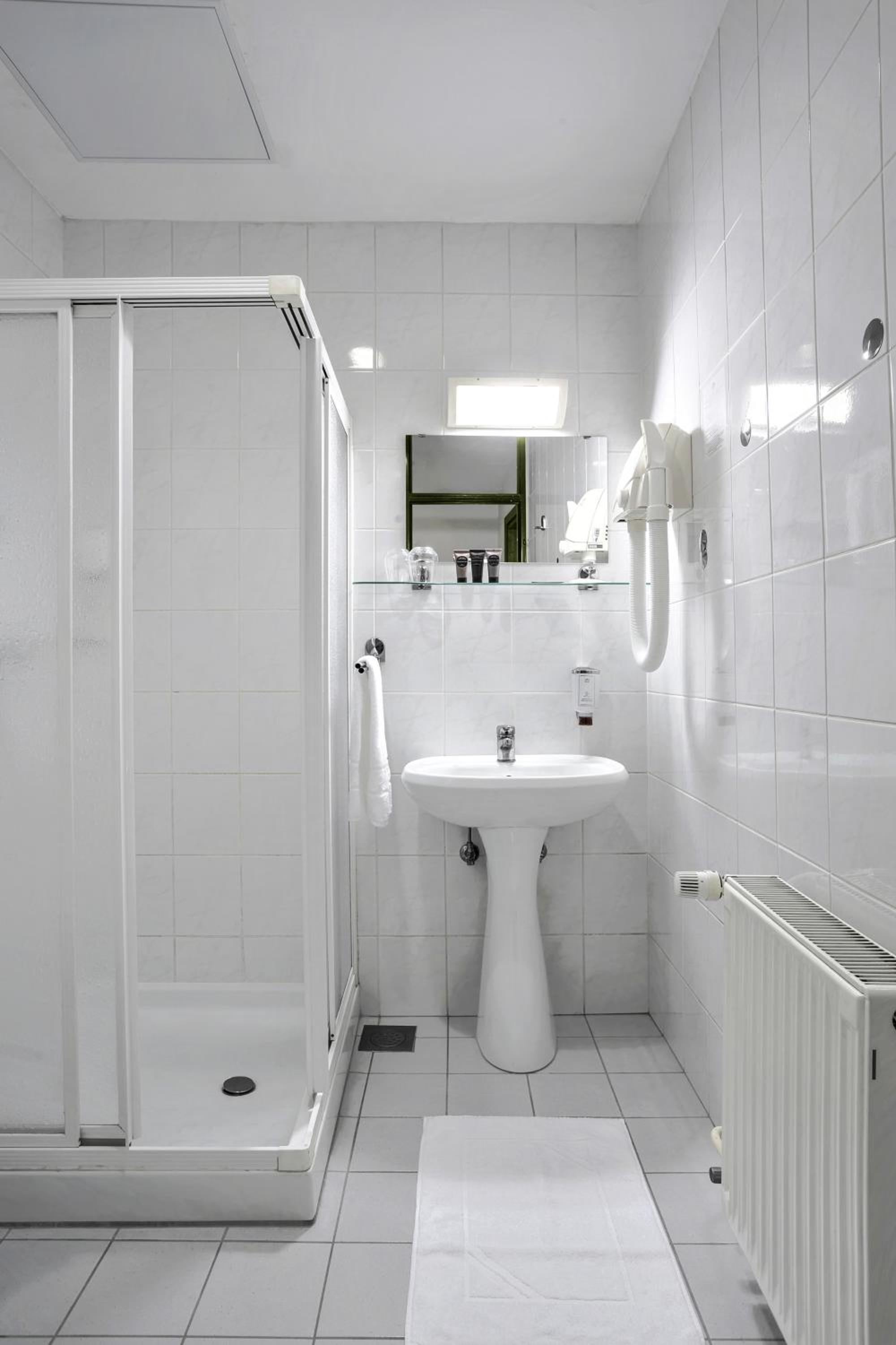 Twin Room - Photo 3