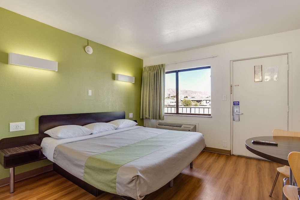 Deluxe Room, 1 King Bed, Non Smoking, Refrigerator & Microwave photo 3