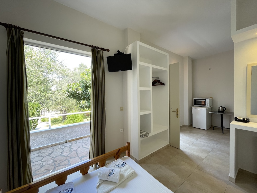 Basic Studio, 1 Bedroom, Balcony, Garden View photo 3