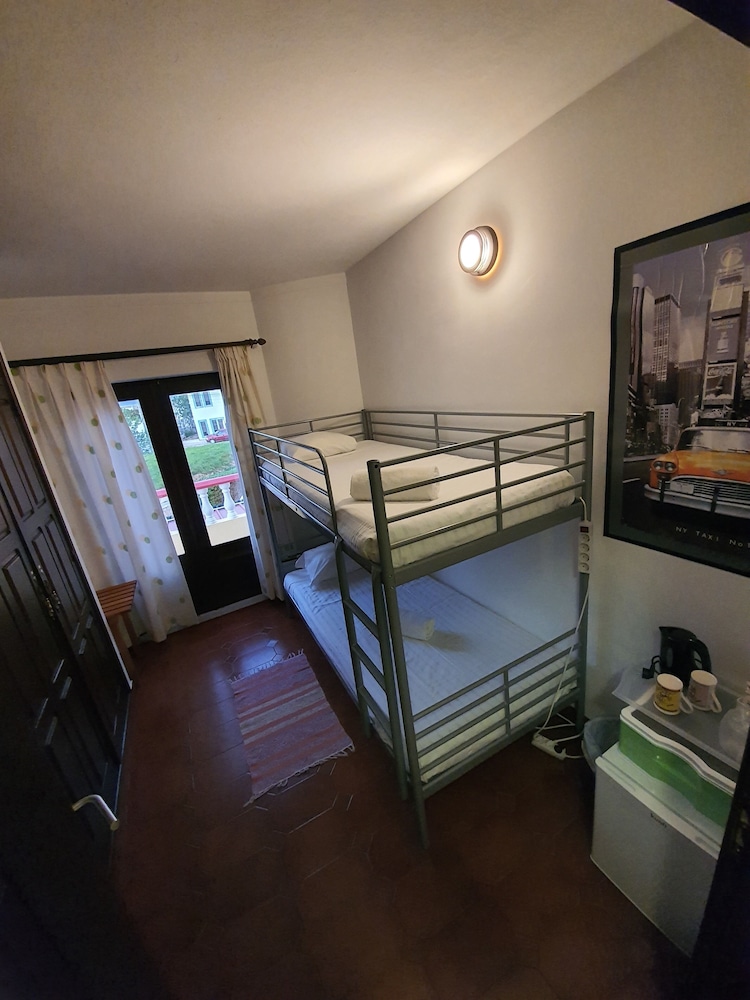 Economy Twin Room photo 2