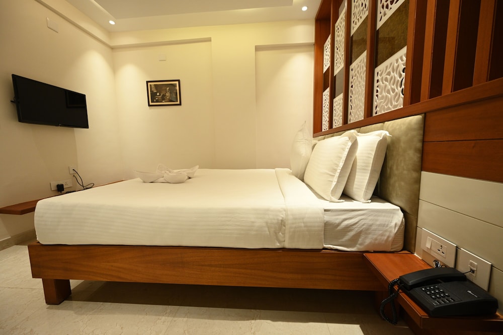 Suite Room - Photo 13