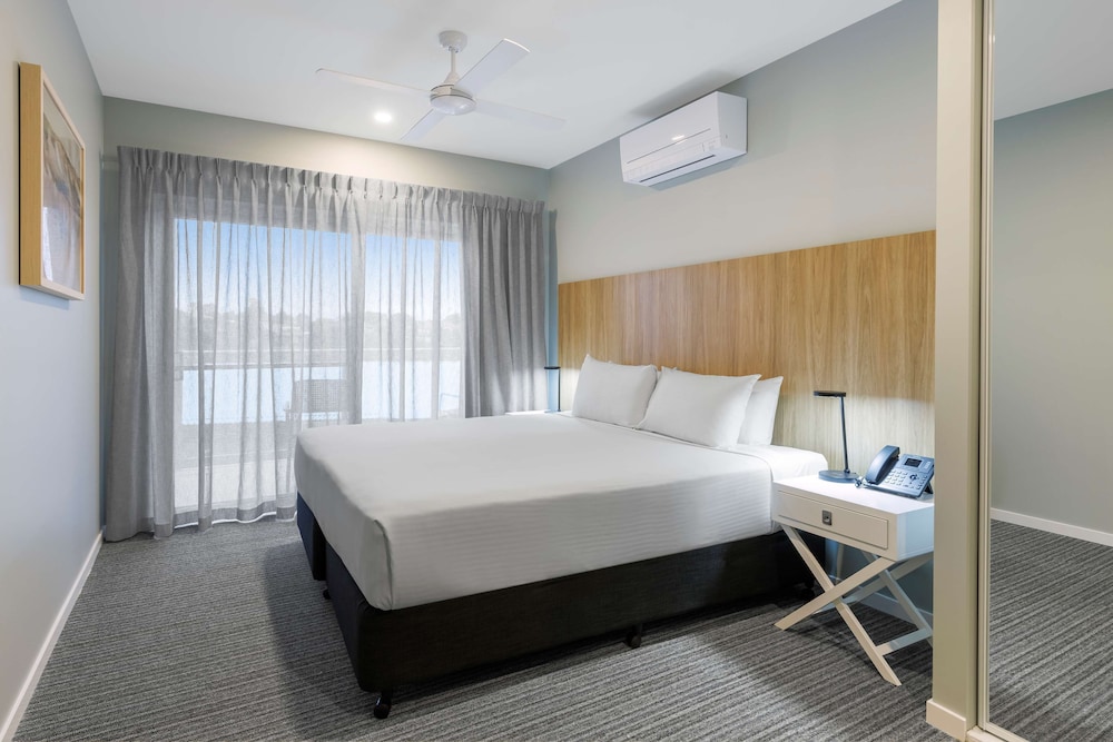 Standard Apartment, 1 King Bed, Accessible, Balcony photo 2