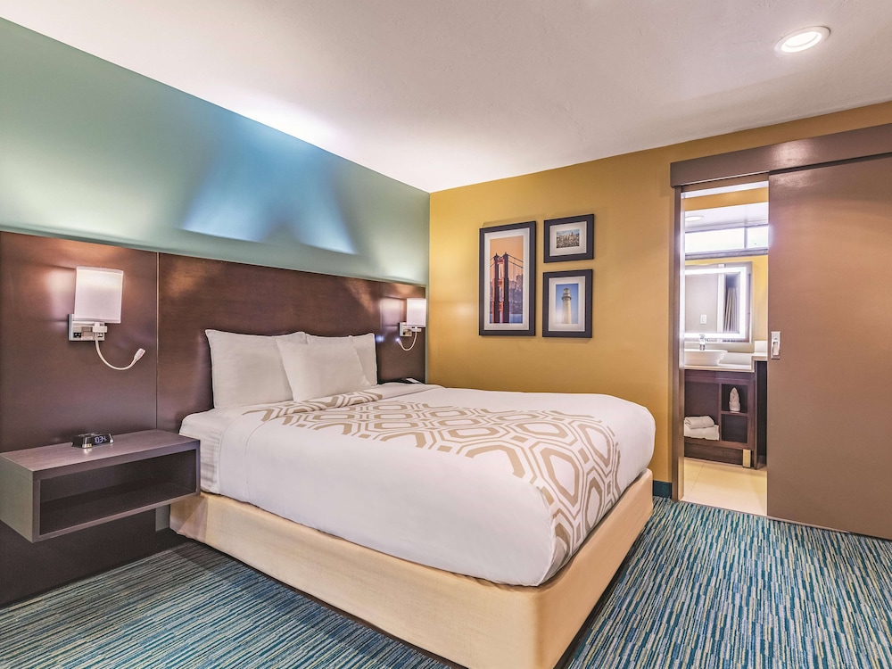 Deluxe Room, 1 Queen Bed, Non Smoking photo 3