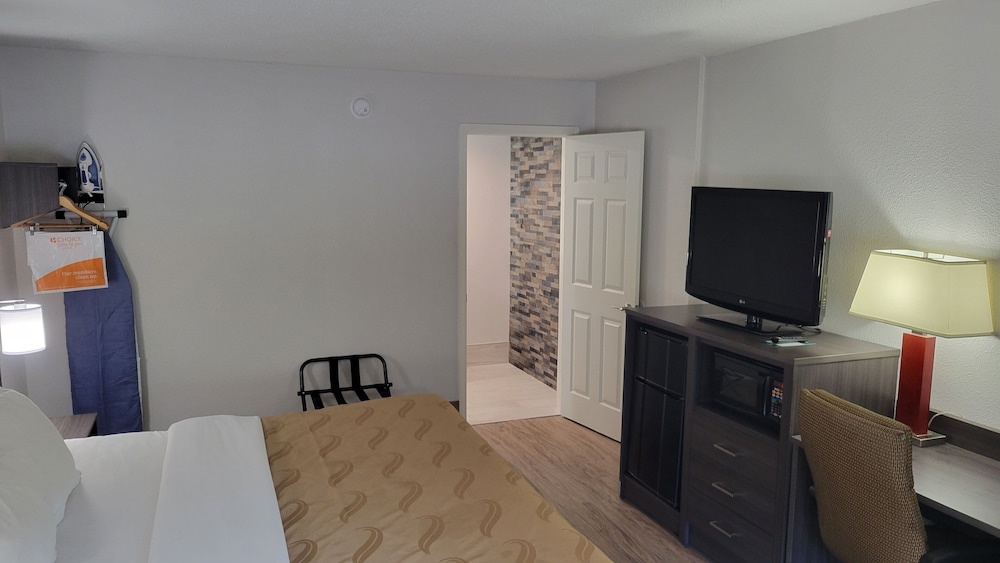 Standard Room, 1 King Bed, Non Smoking photo 2