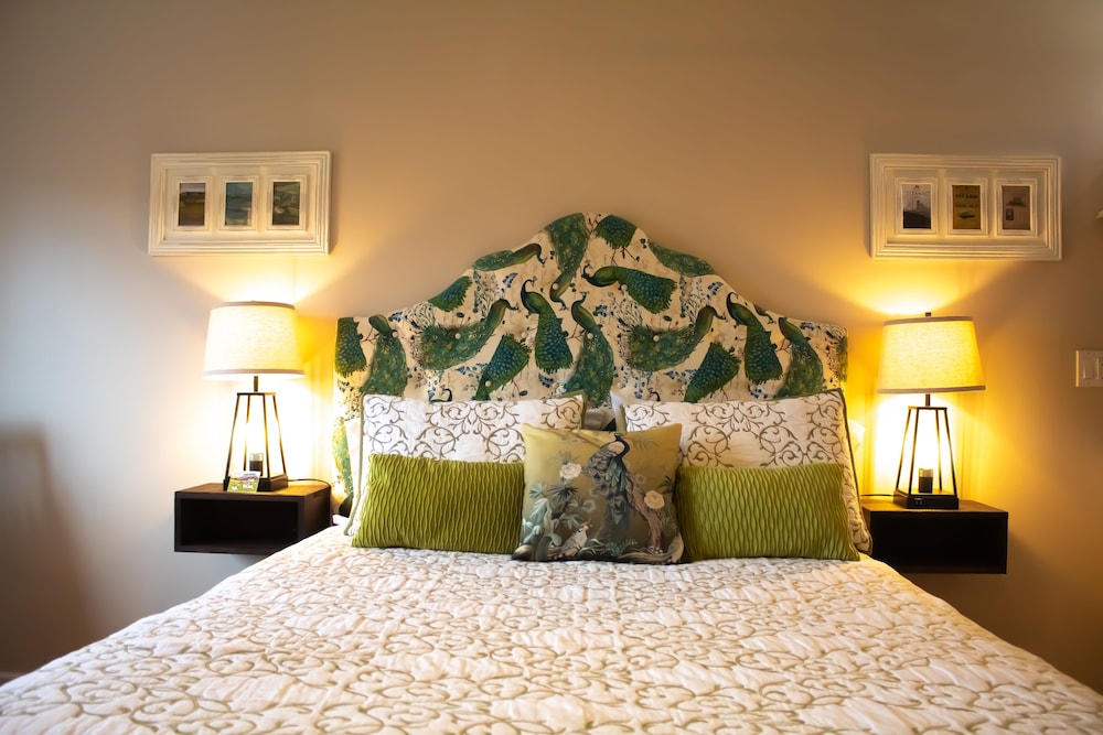 Superior Single Room, 1 Queen Bed, Private Bathroom, Mountain View photo 2