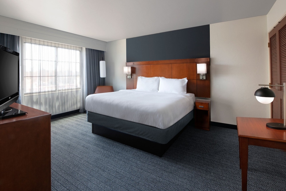 Suite, 1 Bedroom - Photo 1
