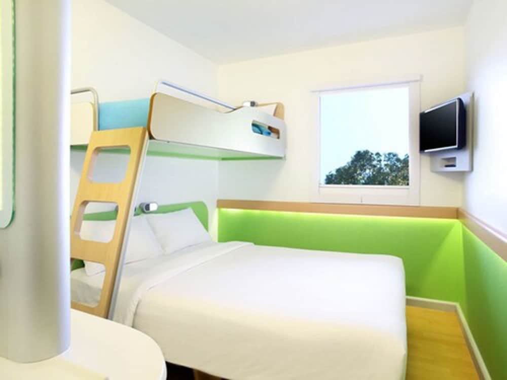 Standard Room, Multiple Beds photo 3