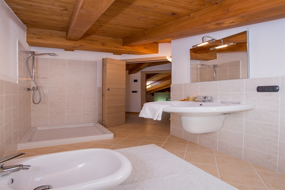 Family Apartment, 2 Bedrooms, 2 Bathrooms, Mountainside (Residence La Mimosa Apt. Due) photo 3