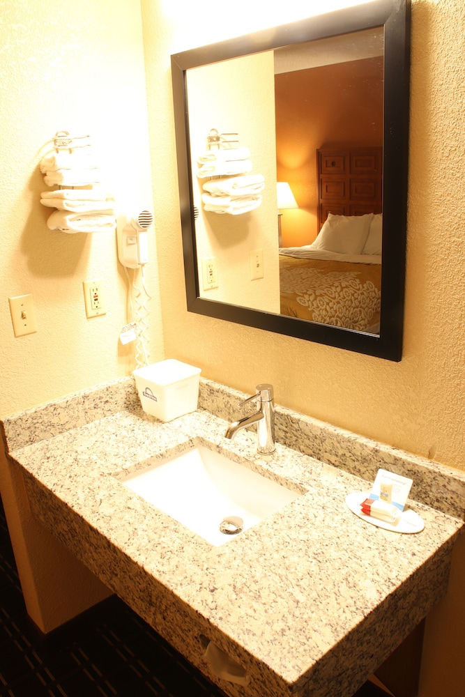 Standard Room, 1 Queen Bed, Non Smoking (Microwave & Fridge) - Photo 5