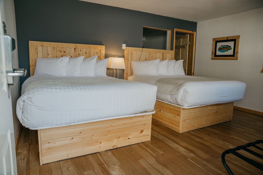 Efficiency Room, 2 Queen Beds, Kitchenette