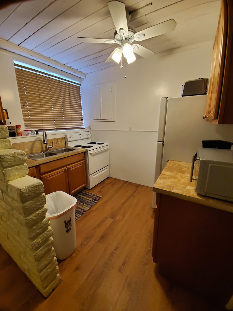 Waterfront Efficiency, 2 Double Beds - Sombrero photo 2