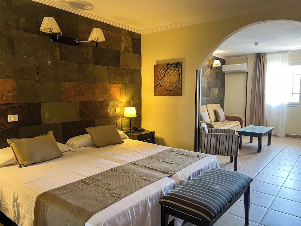 Junior Suite (2 Adults + 1 Child) - Photo 4
