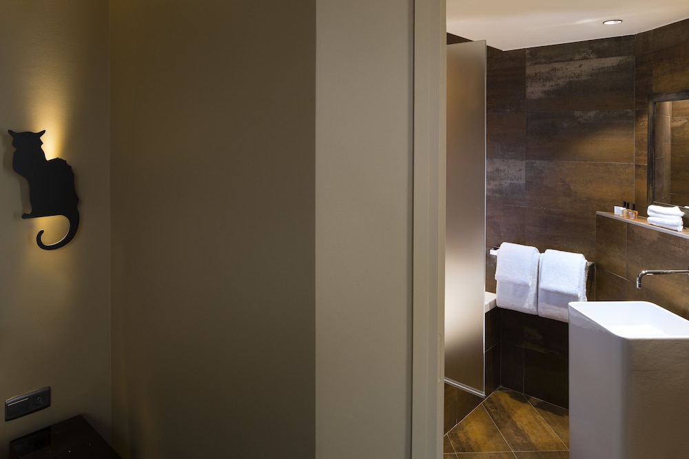 Deluxe Triple Room thumbnail 5