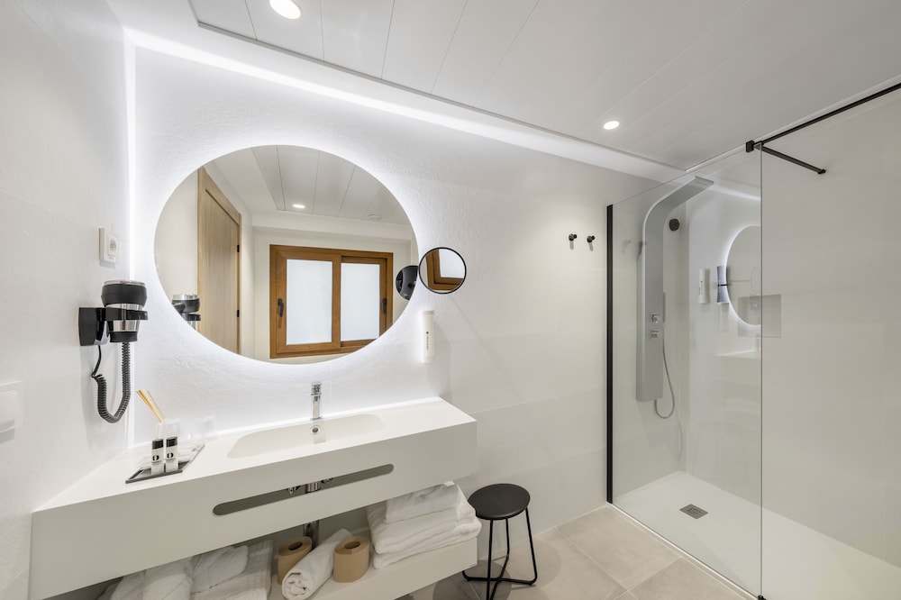 Family Quadruple Room, Pool Access photo 2