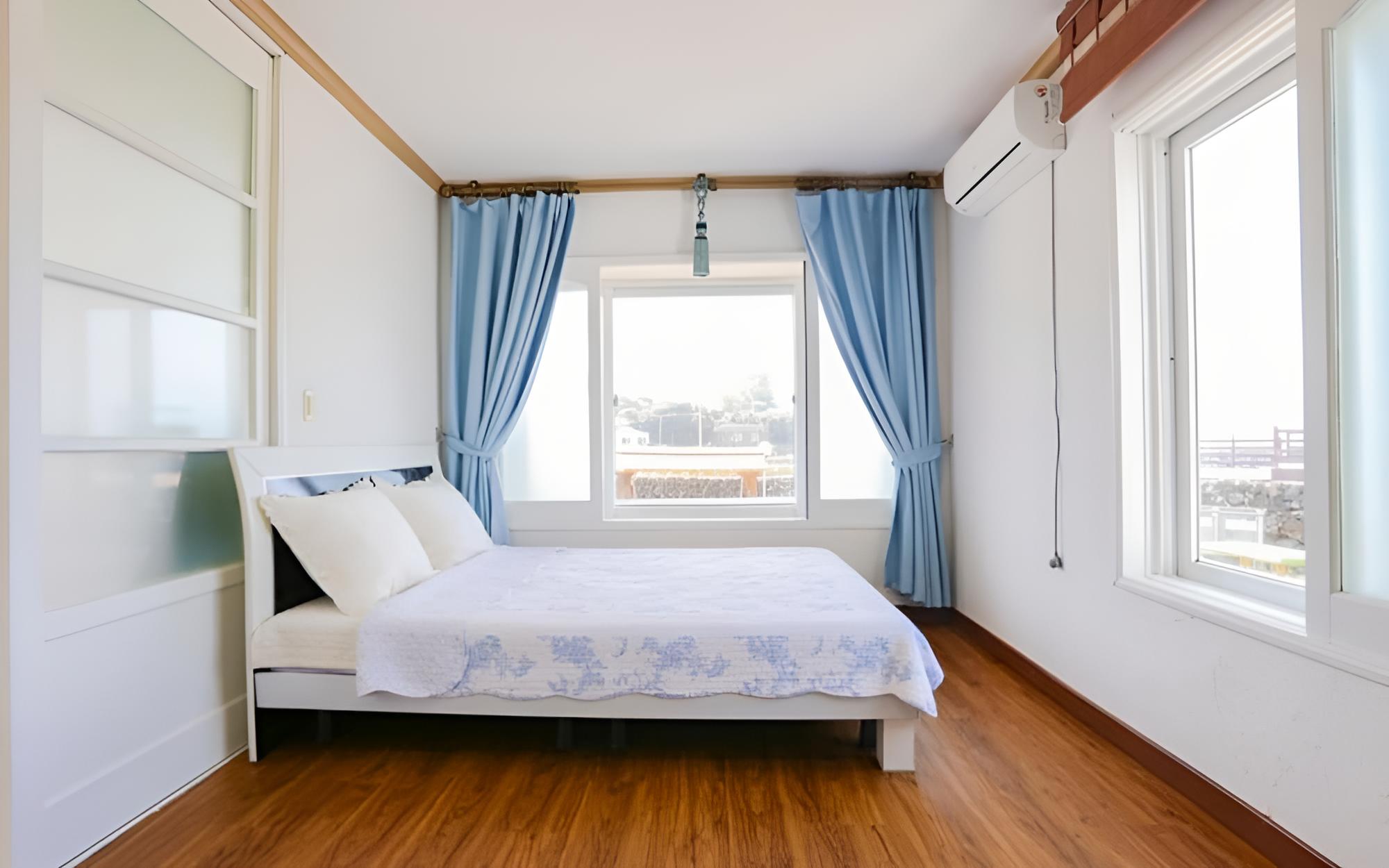 Room (Main bond)