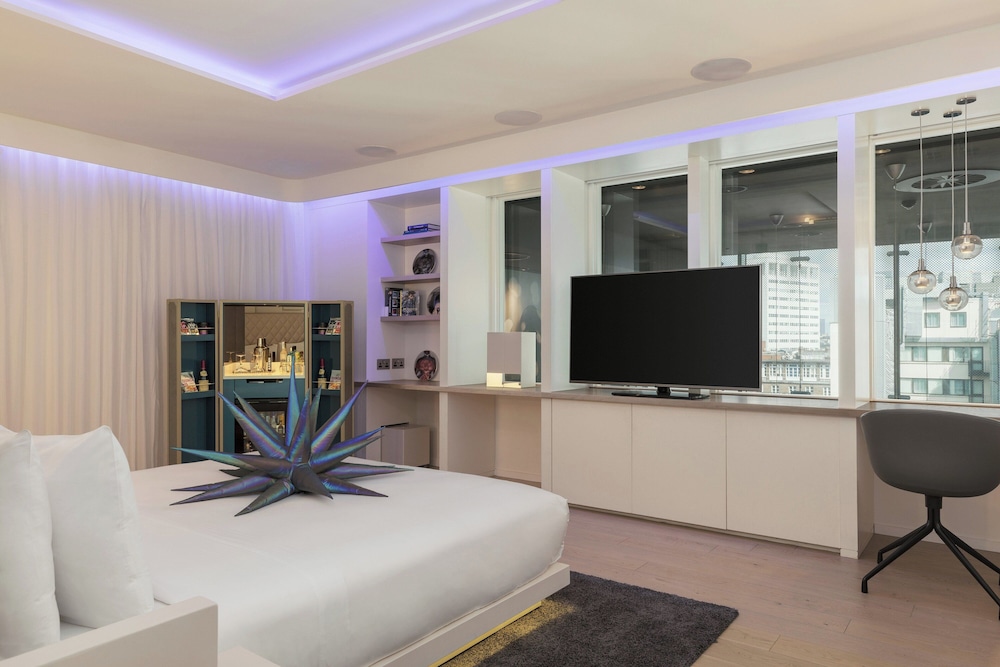 Suite, 1 King Bed thumbnail 5