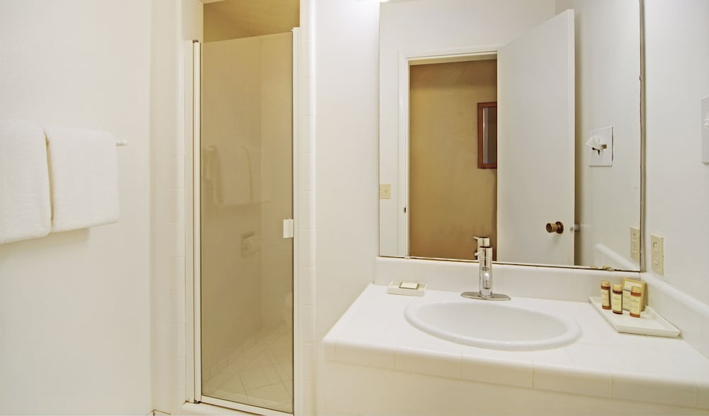 Economy Room, 2 Twin Beds (Non Pet-Friendly) photo 3