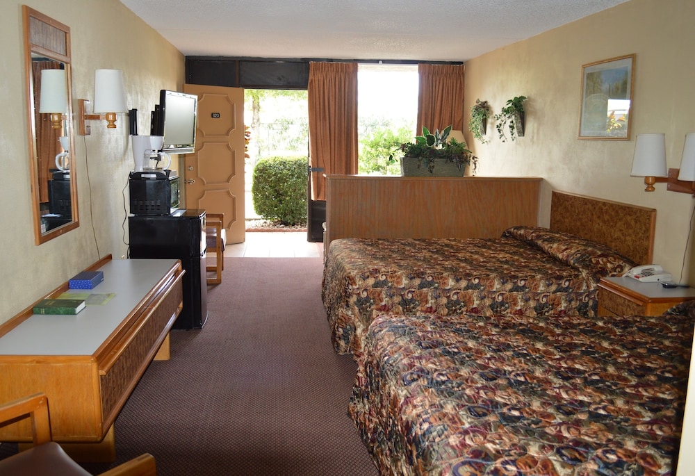Deluxe Suite, 2 Queen Beds and 1 Sofa Bed, Non Smoking photo 1