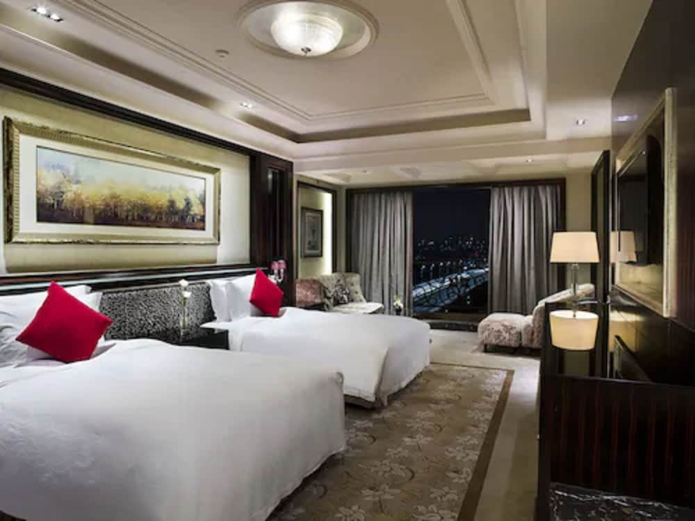 Deluxe City View Room with Twin Beds - Photo 4