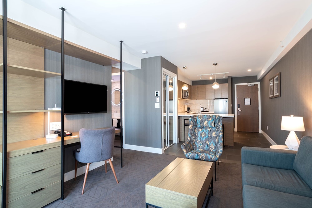 Signature Suite, 1 King Bed with Sofa bed, Kitchen (Grand)
