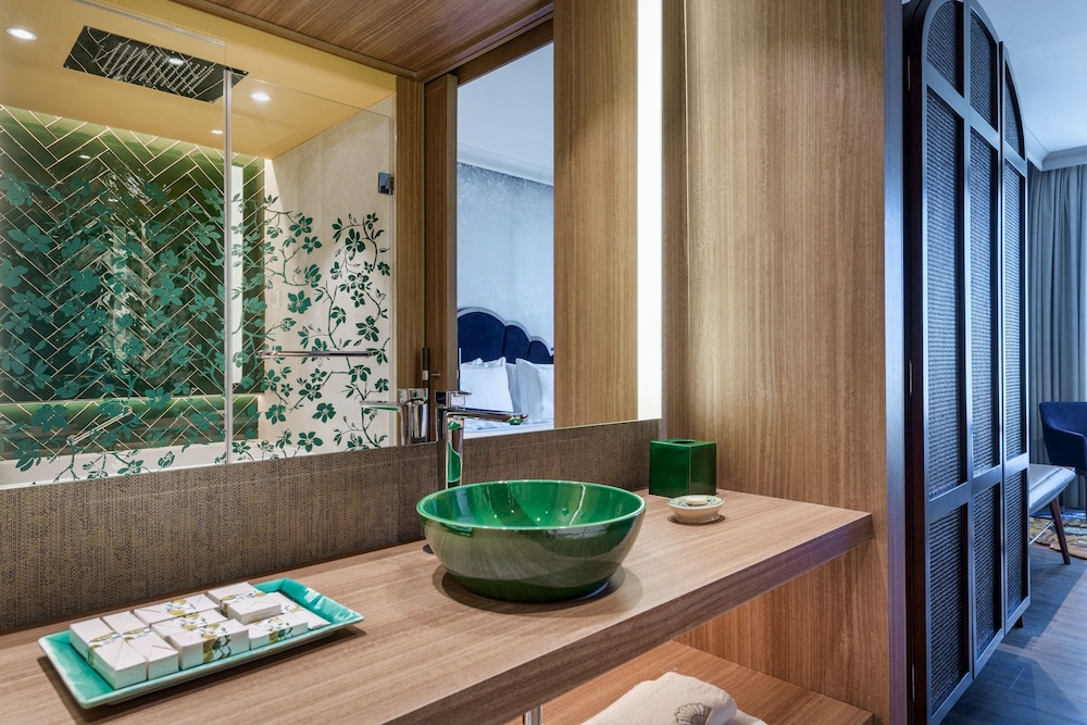 Junior Suite, 1 King Bed, City View