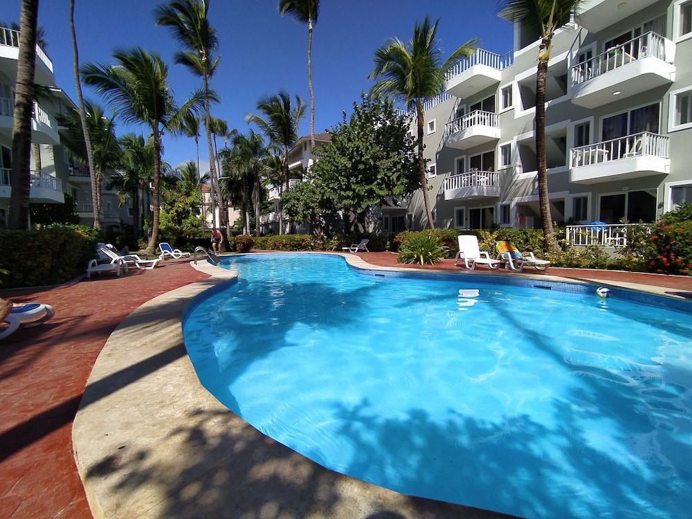 Economy Studio, Multiple Beds, Pool View photo 3