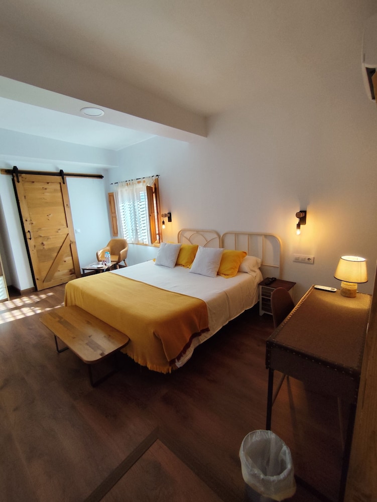 Double Room, 1 King Bed, Garden View photo 2