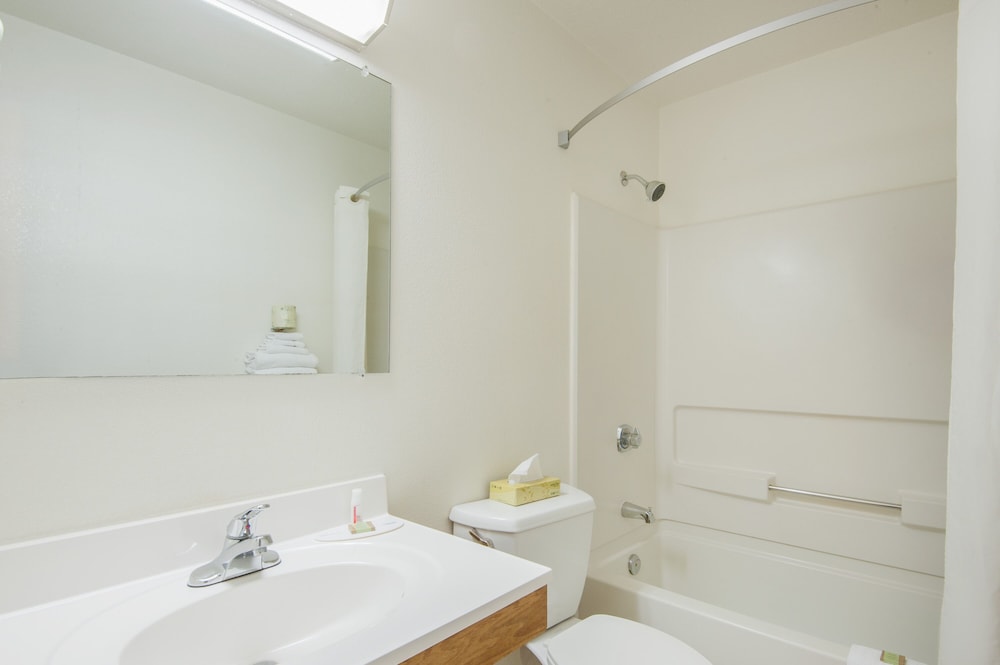 Room, 1 Queen Bed - Photo 5