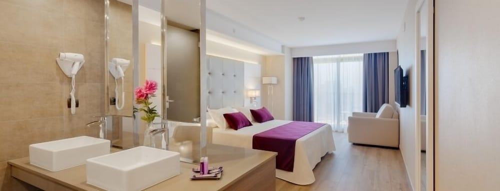 Superior Double Room (2 adults + 1 child) - Photo 4