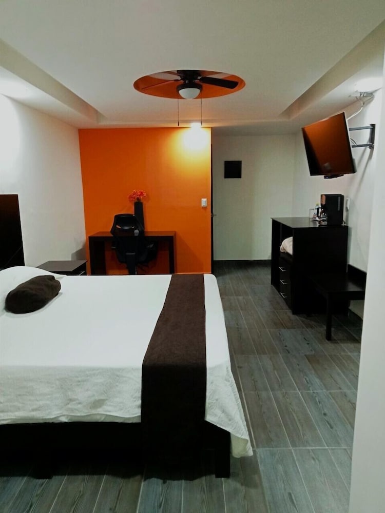Deluxe Room, 1 King Bed photo 2