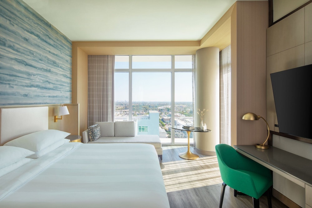 Premium Room, 1 King Bed (Promenade Corner with M Club Access) - Photo 1