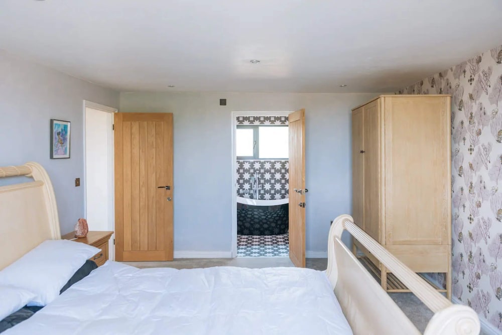 Basic House, Multiple Beds photo 3