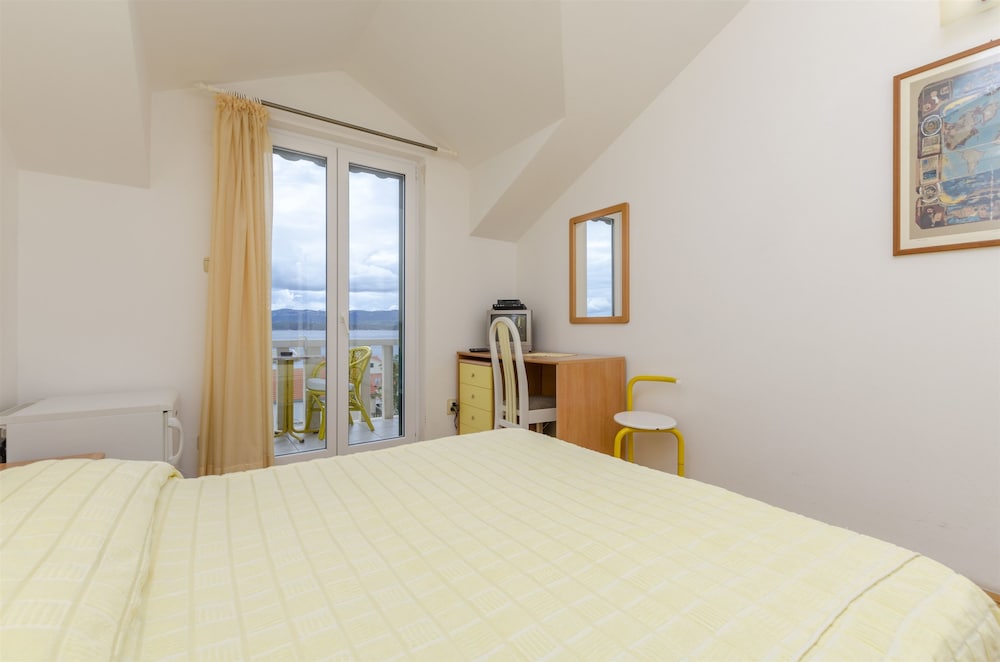Room (S2)