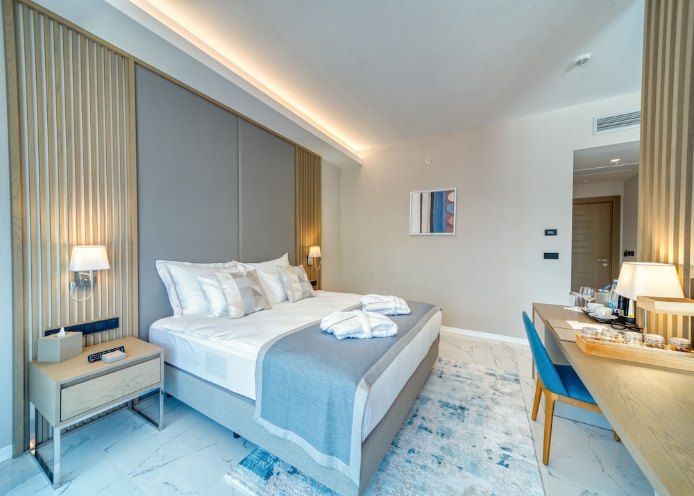 Basic Room, 1 King Bed - Photo 4