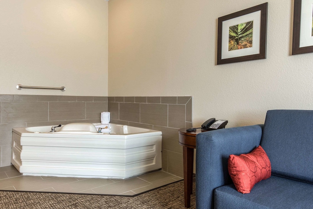 Suite, 1 Queen Bed with Sofa bed, Non Smoking - Photo 2