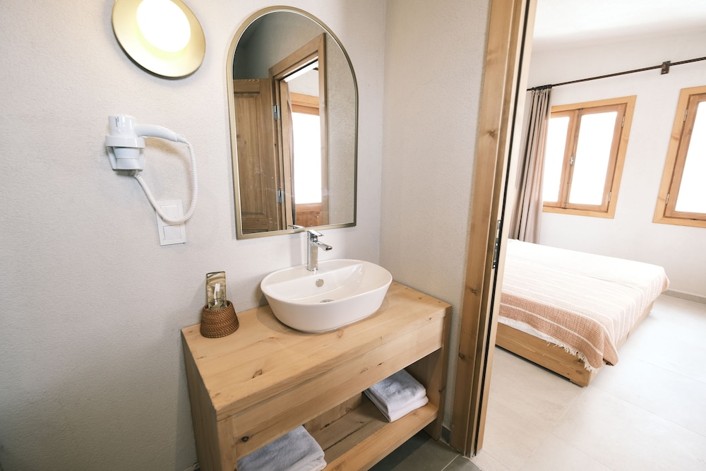 Deluxe Double Room, 1 Queen Bed, Bathtub - Photo 2