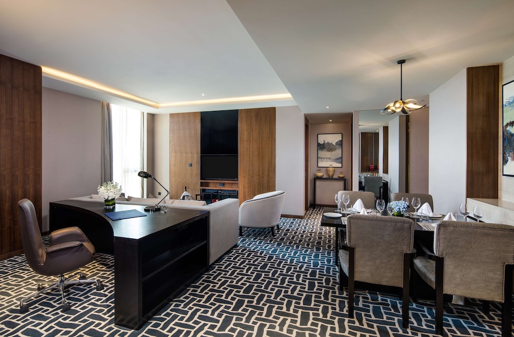Executive Suite - Photo 2