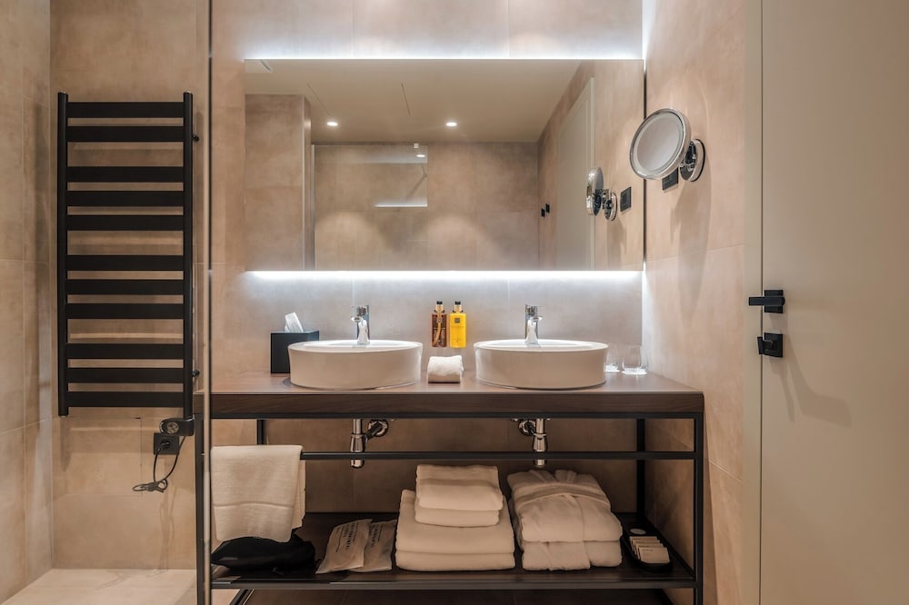 Deluxe Double or Twin Room thumbnail 6