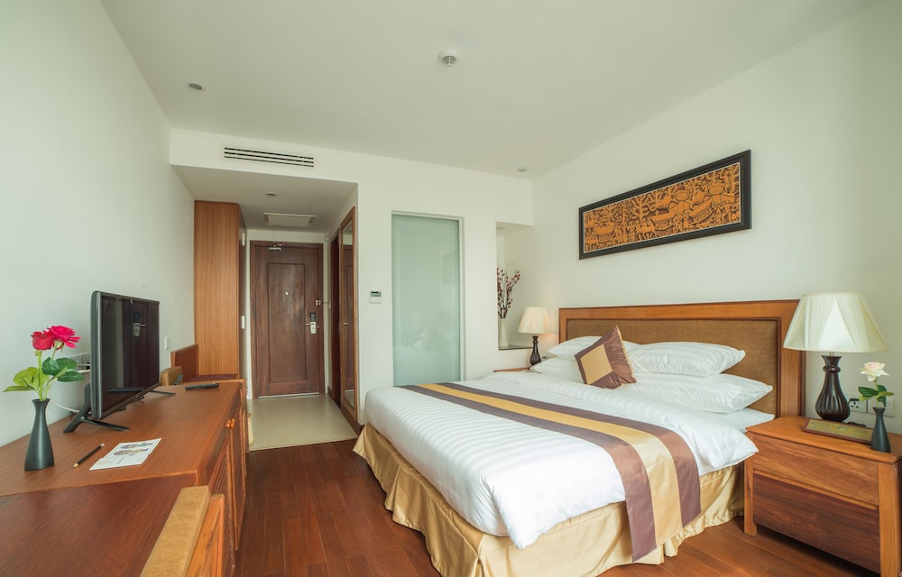 Deluxe Room, 1 King Bed, City View photo 3