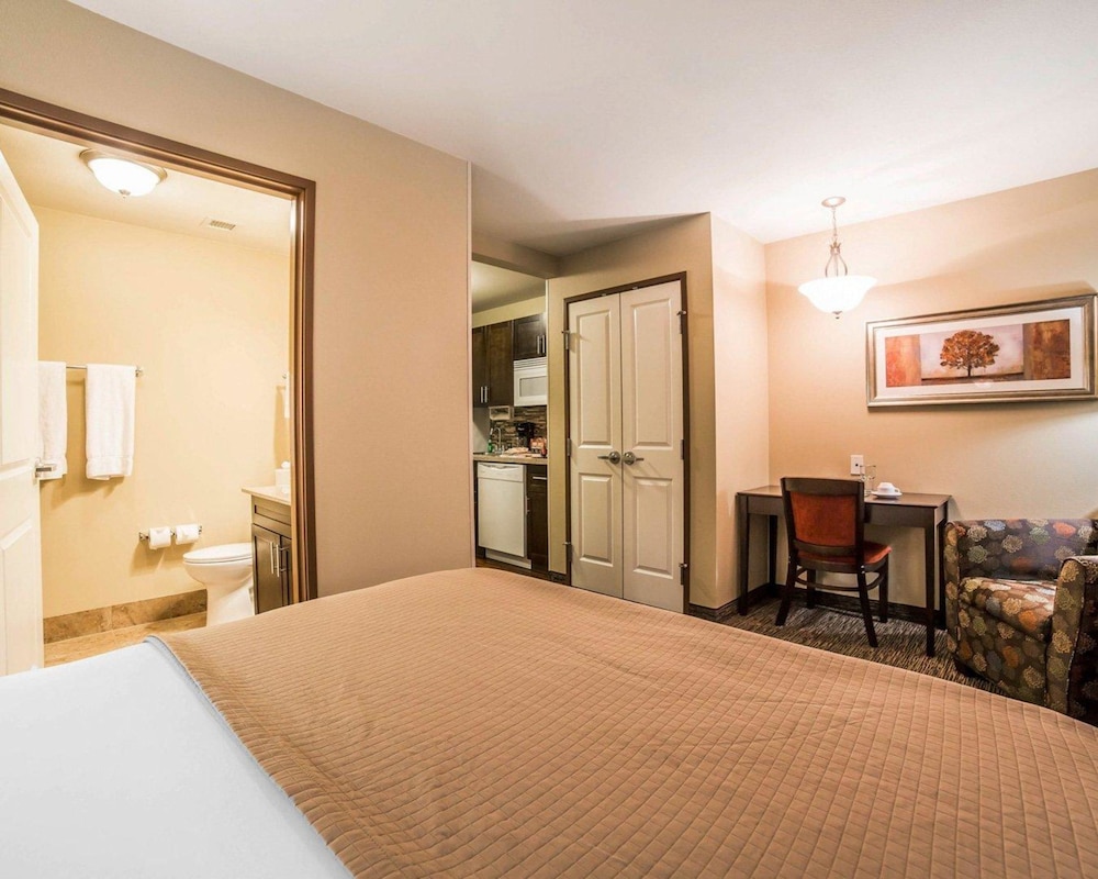 Suite, 1 Queen Bed with Sofa bed, Non Smoking photo 2